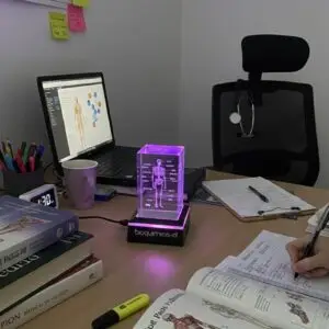 Prisma de cristal con esqueleto grabado 3D - 8 cm